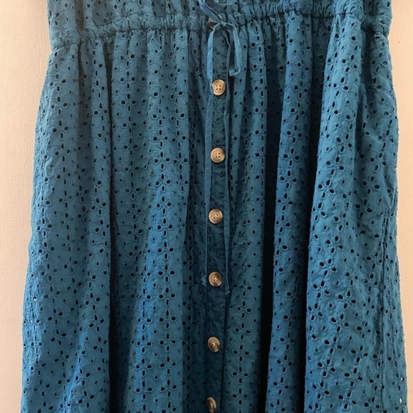 Terra & Sky dress, all cotton, fully lined. Eyelet fabric and pockets. Waist tie - Picture 9 of 9